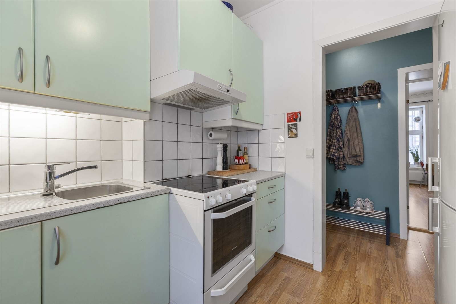 Det er kjøleskap, oppvaskmaskin, komfyr og vannstoppsystem. Galleribilde