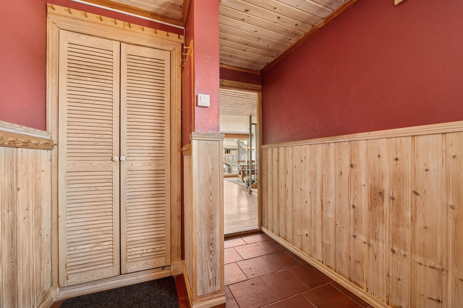 Her ønskes man velkommen inn i en romslig entré. Her er det garderobeskap for å henge fra seg yttertøy og sette fra seg sko. Galleribilde