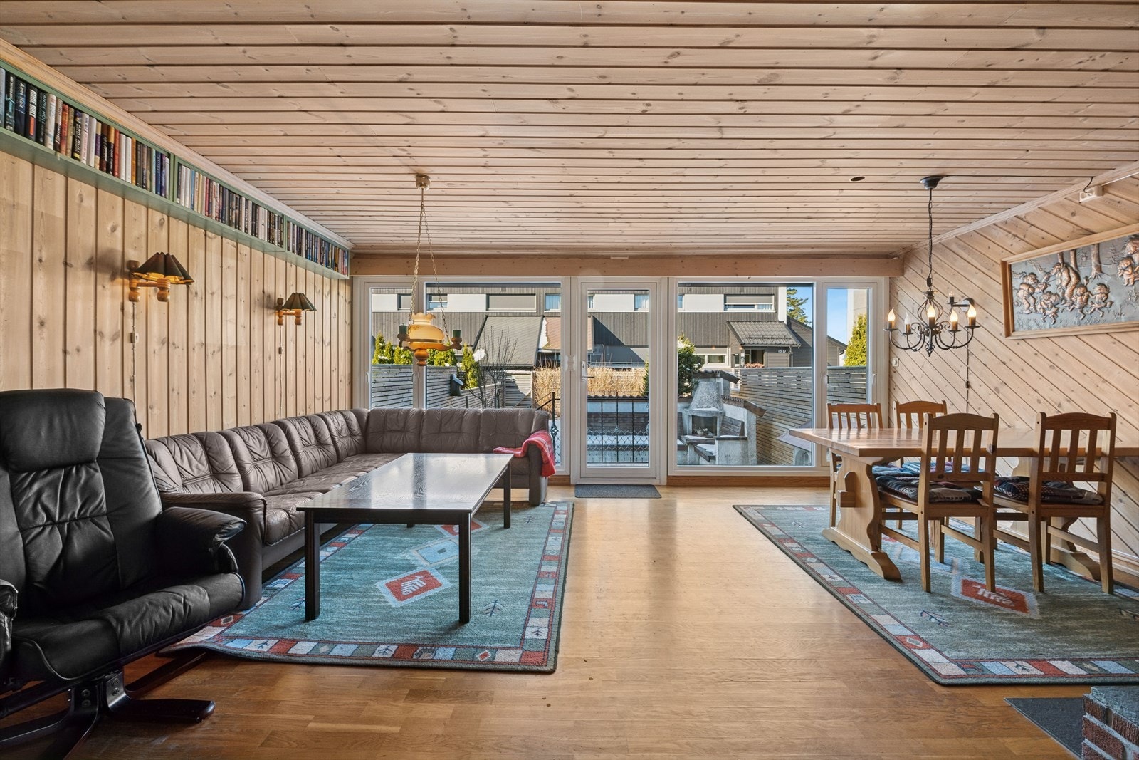 Stue med store vindusflater og utgang til uteplass. Galleribilde