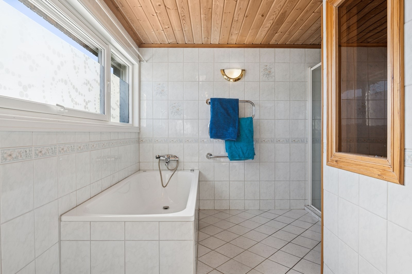 Baderom med badekar og dusjvegger/hjørne. Galleribilde