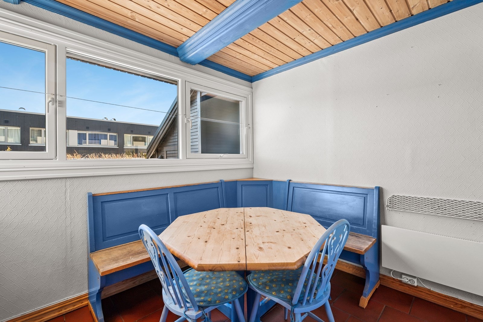 Koselig kjøkkenkrok for en perfekt start på dagen med en god frokost. Galleribilde