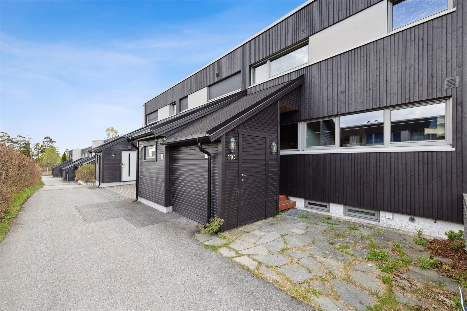 Inngangsparti med utvendig bod. Galleribilde