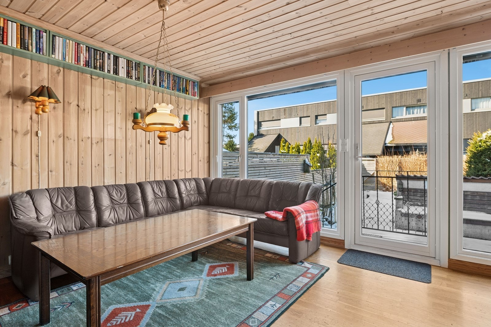 Stuen har store vindusflater som gir mye naturlig lysinnslipp og bidrar til en behagelig romfølelse. Galleribilde