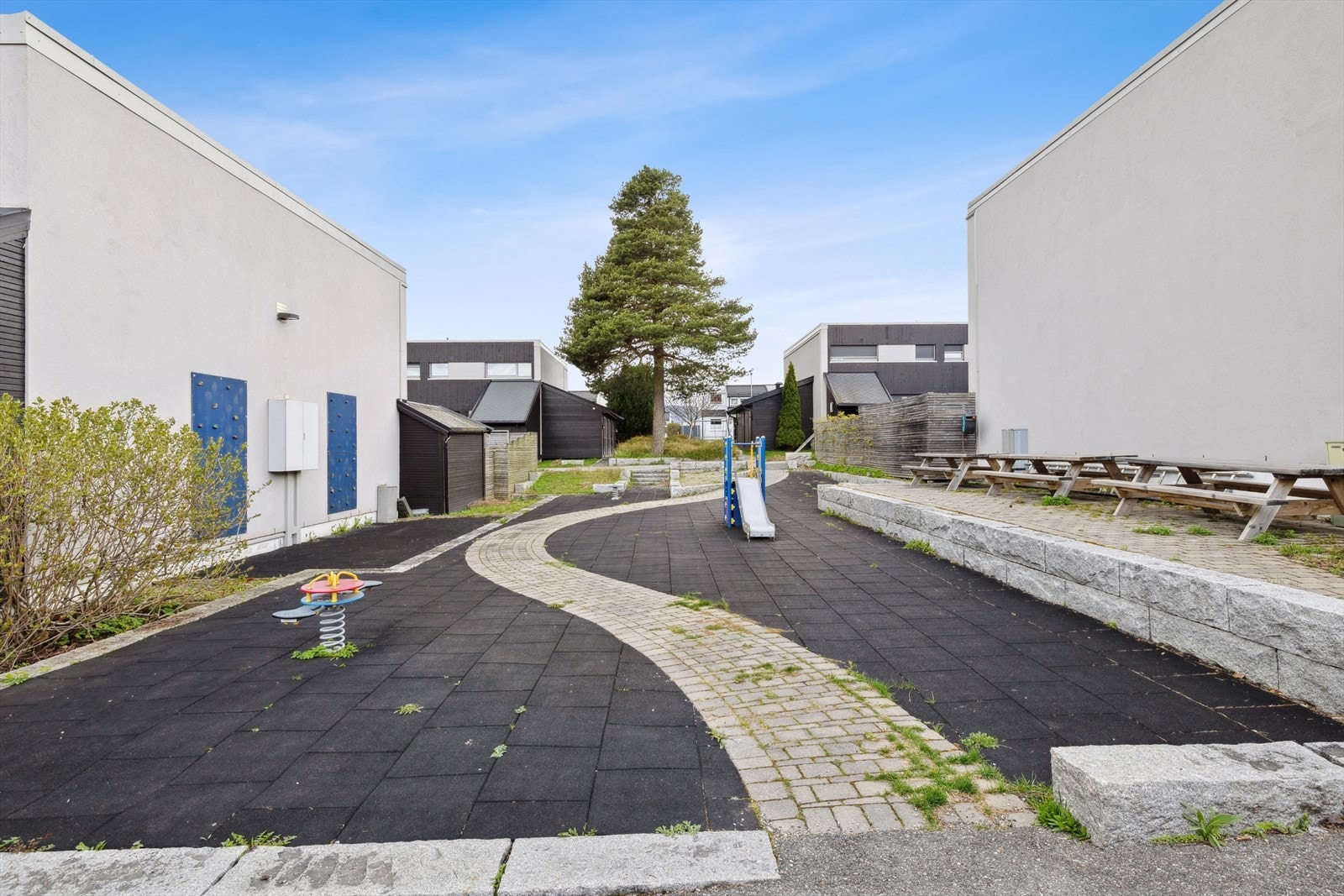 Fin lekeplass for de minste like ved boligen. Galleribilde