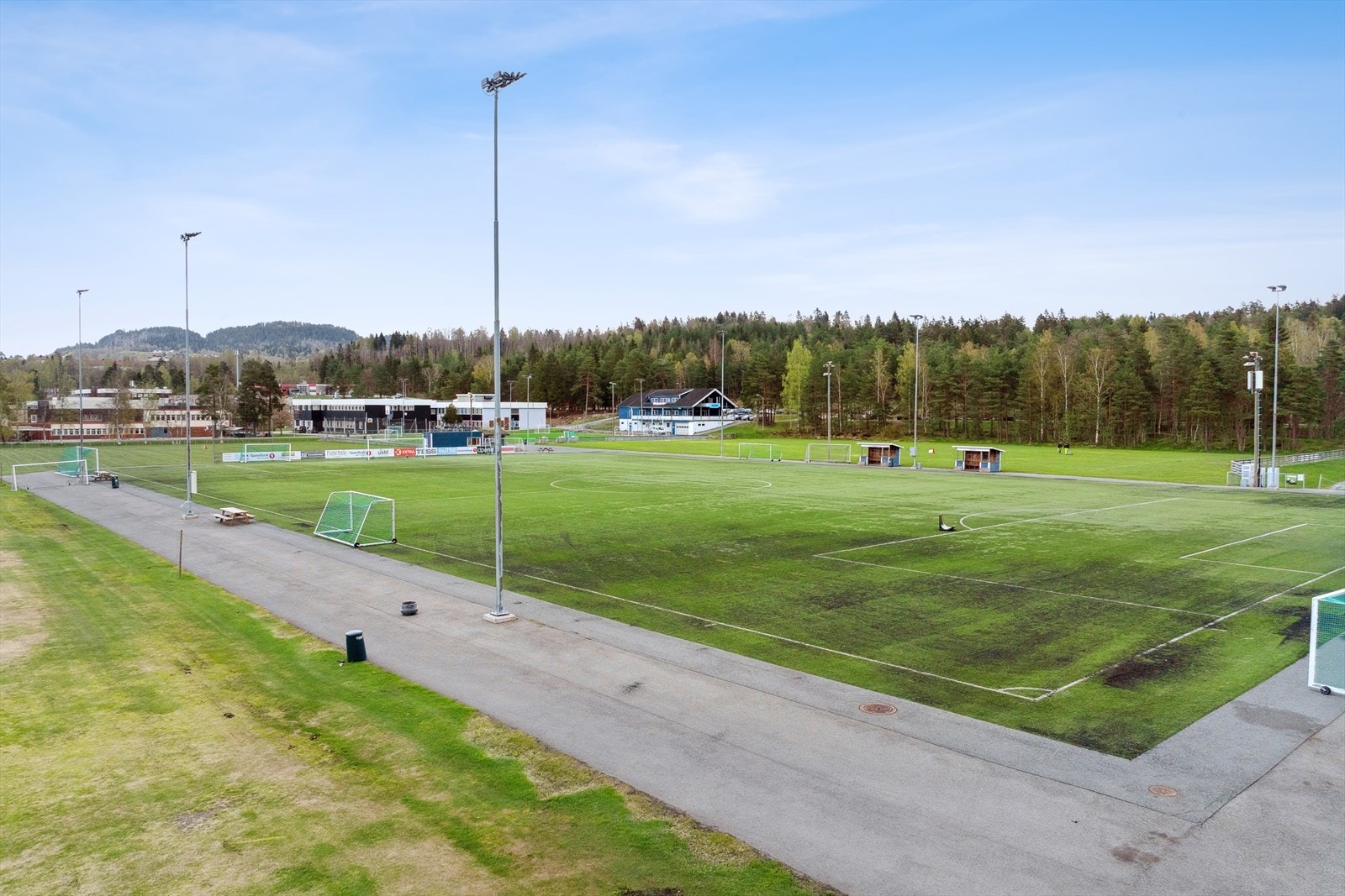 Her er det kort, bilfri gangvei til skoler og idrettsanlegg. Galleribilde