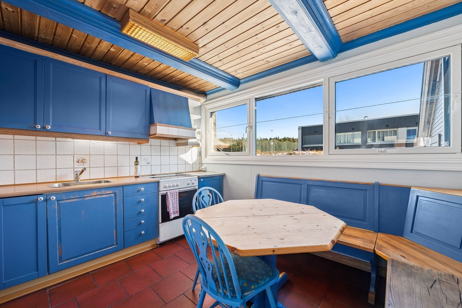 Kjøkkenet har innredning med profilerte fronter.. Galleribilde