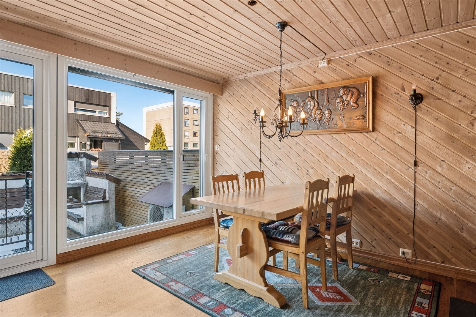 Lys og romslig stue med rikelig plass til et stort spisebord for både hverdagsmiddager og festlige anledninger. Galleribilde