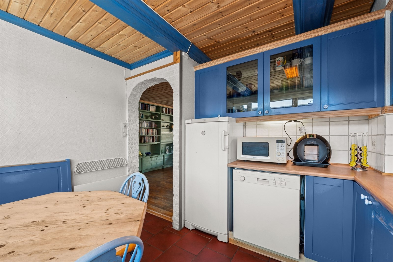 Kjøkken med rikelig skap- og benkeplass. Galleribilde