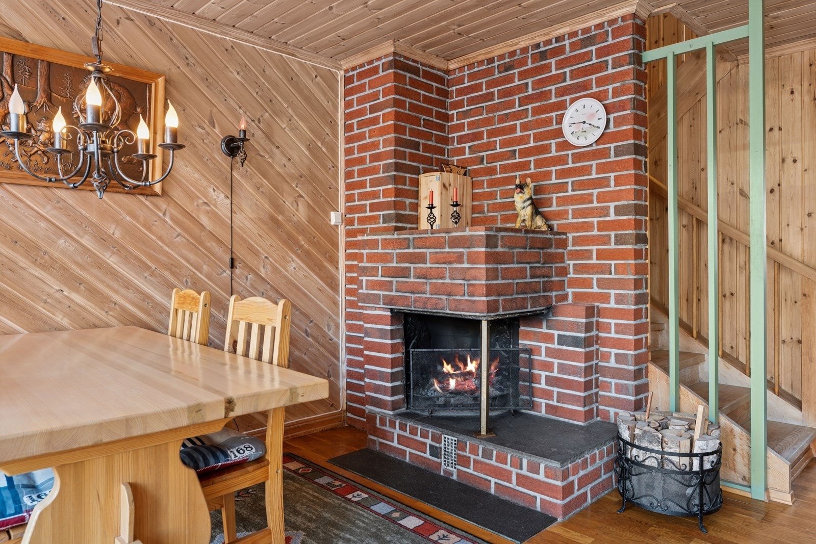 Mursteinspeis på stuen som skaper varme og hygge på kalde dager. Galleribilde