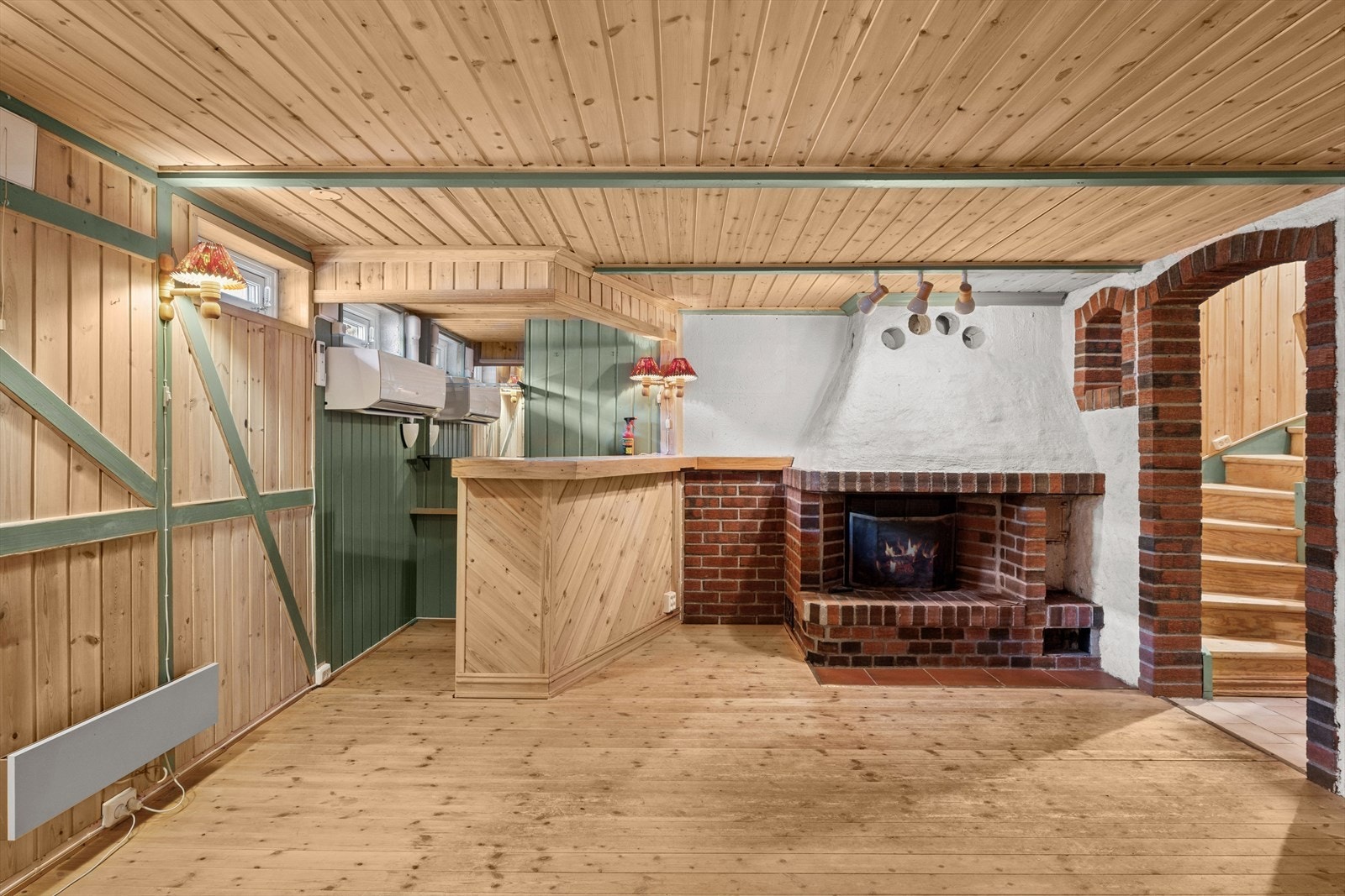 Kjellerstue med peis og barløsning for koselige kvelder og sosiale sammenkomster. Galleribilde