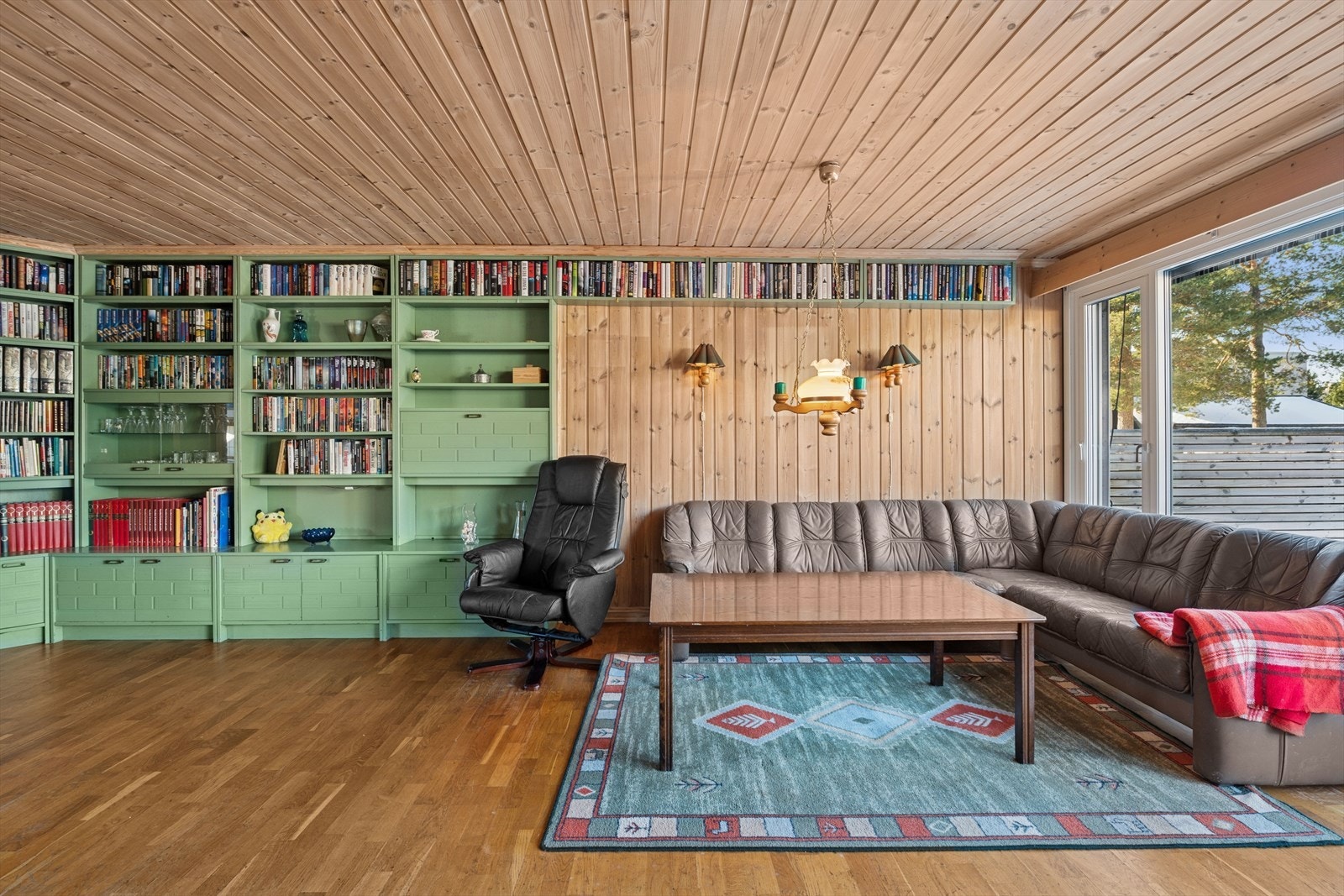 Romslig stue med rikelig plass til sofagruppe. Stuens størrelse gir deg flere alternativer mtp. møblering. Galleribilde