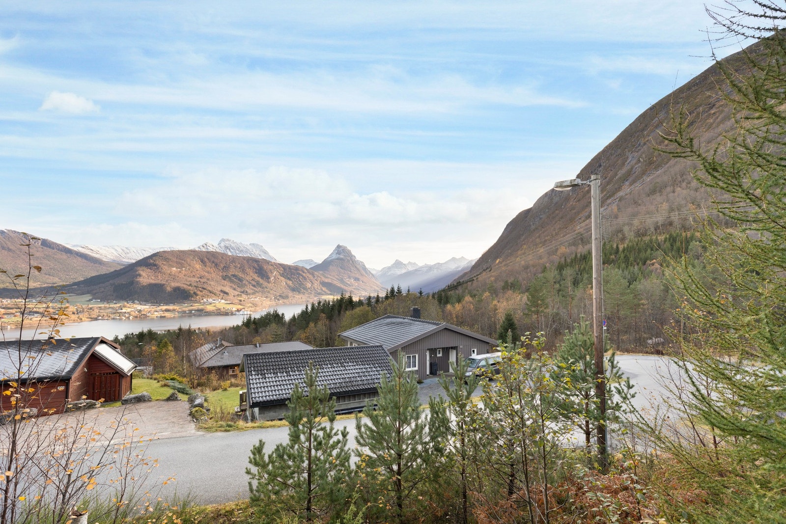 Flott utsikt mot Sykkylvsfjorden og omkringliggende fjell. Galleribilde