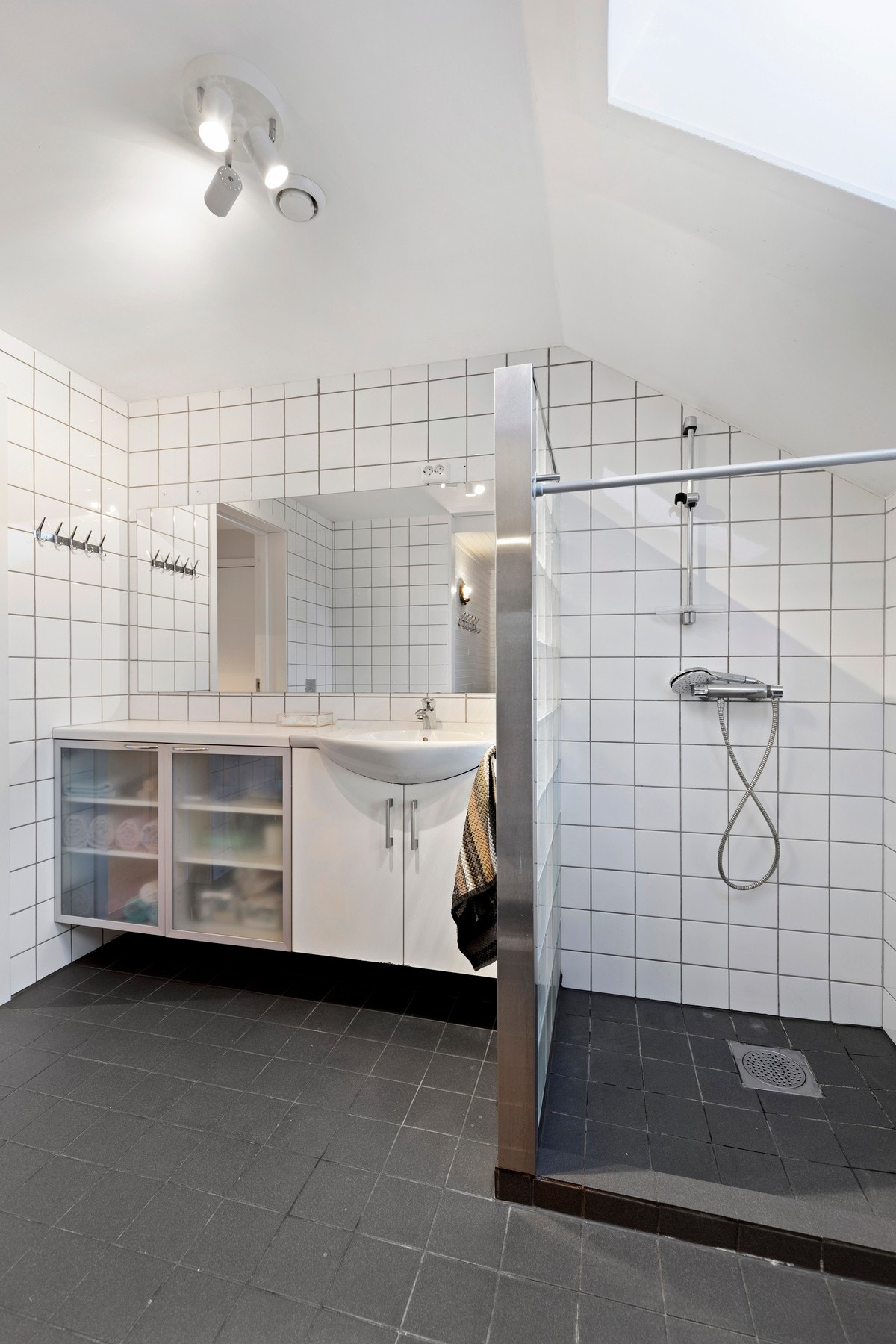 Badet er utstyrt med toalett, dusj med dusjvegger og baderomsinnredning. Galleribilde