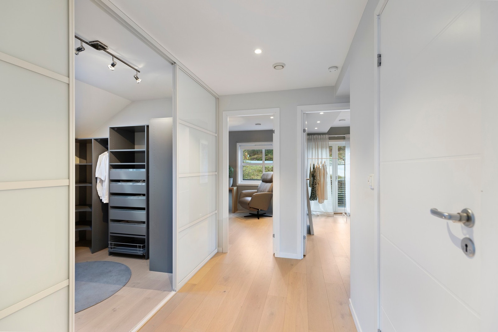 Boligens loftsetasje inneholder tre soverom, walk-in-closet, bod og bad/vaskerom. Galleribilde