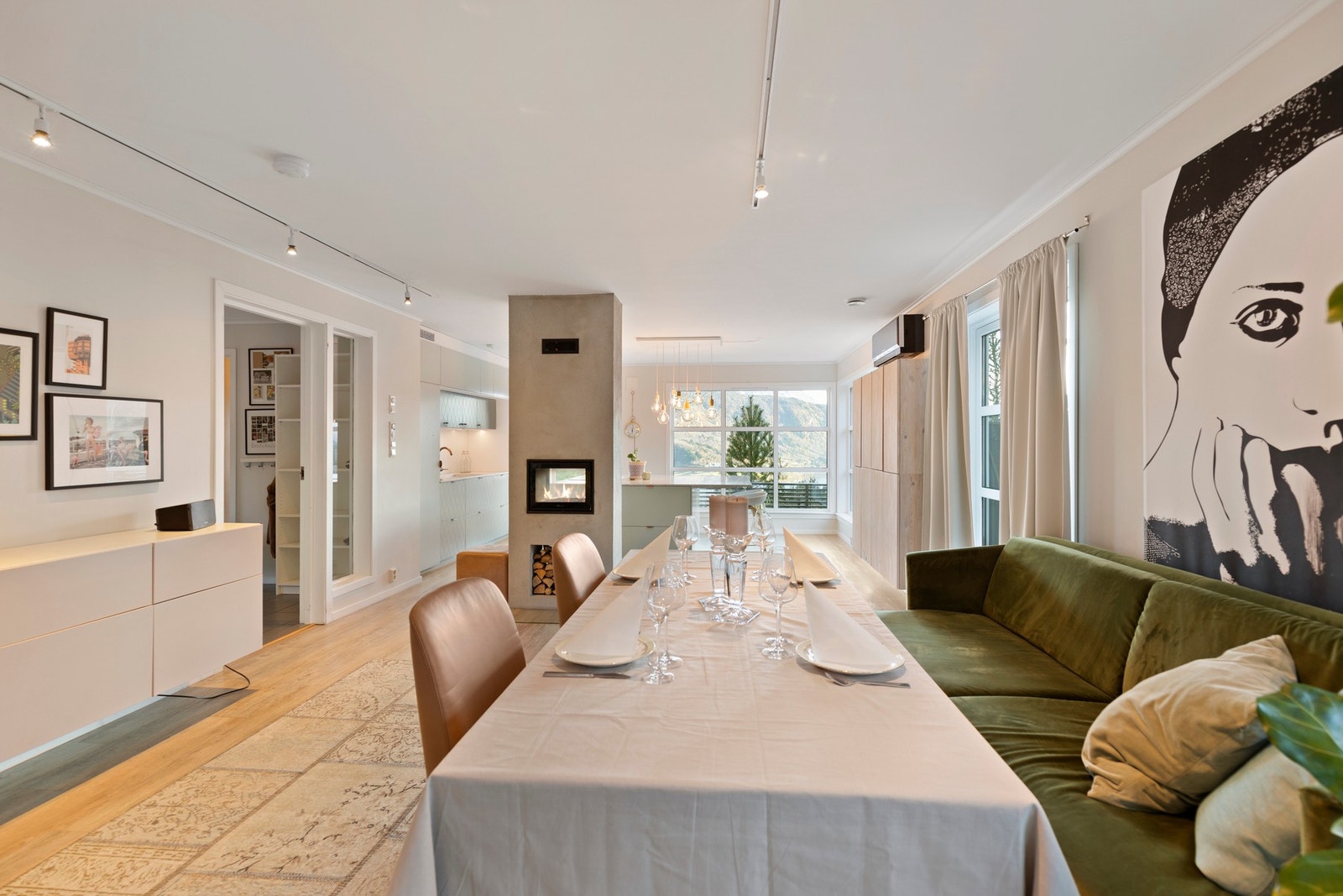 Fra stue er det åpen løsning mot kjøkkenet. Galleribilde