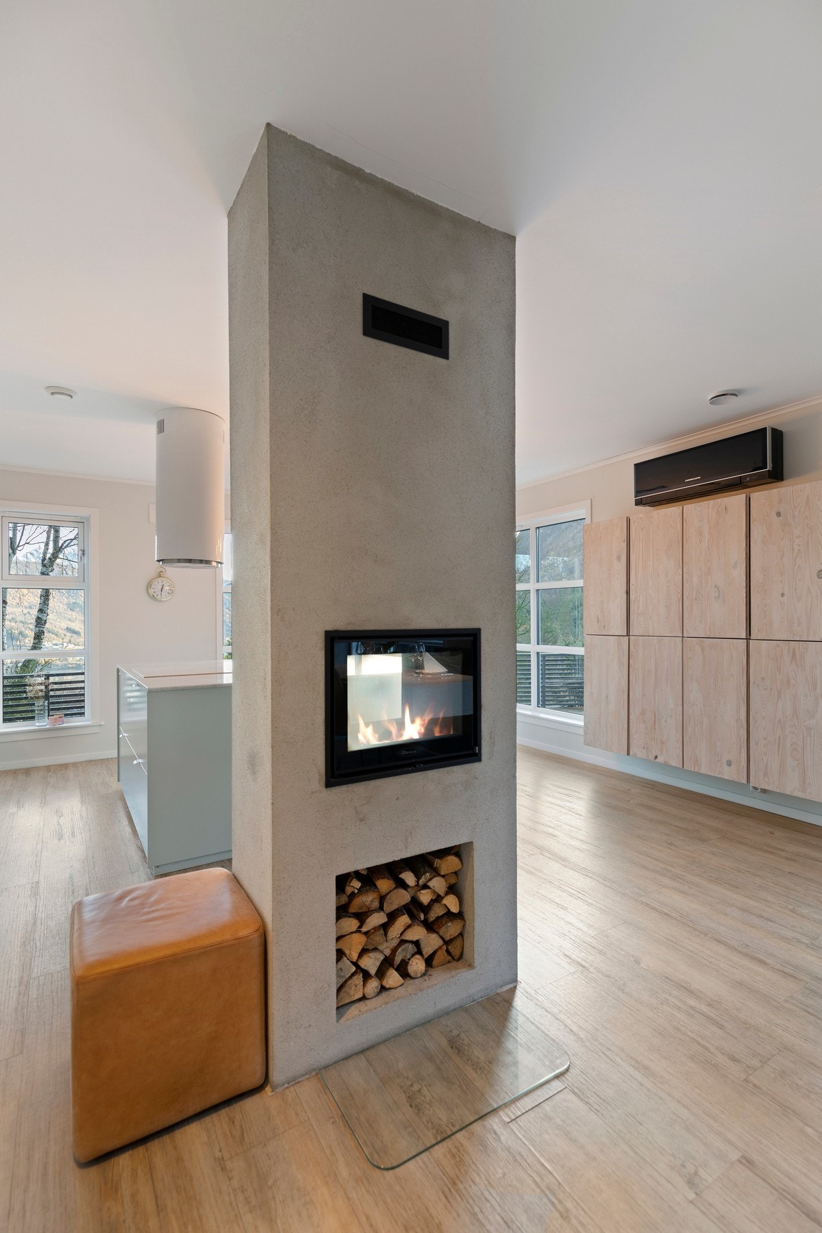 I stue er det montert Mitsubishi varmepumpe og gjennomgående peis fra 2017. Galleribilde