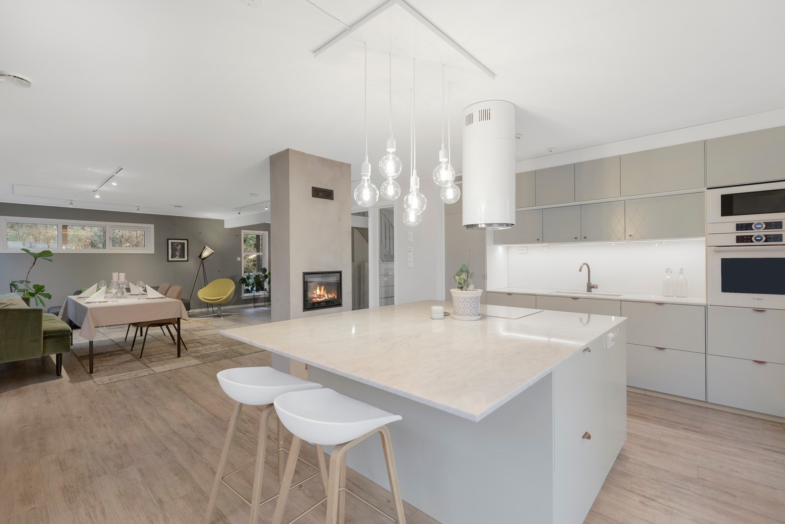 Stor kjøkkenøy med underskap og spiseplasser. Galleribilde