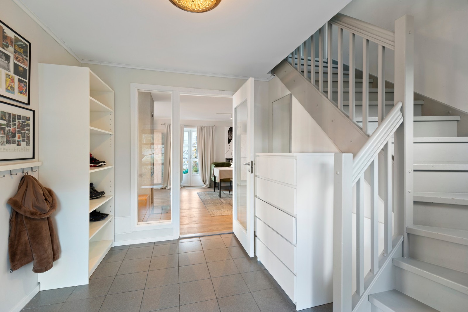 Fra gangen har man tilkomst til etasjens stue/kjøkken og bad. Galleribilde