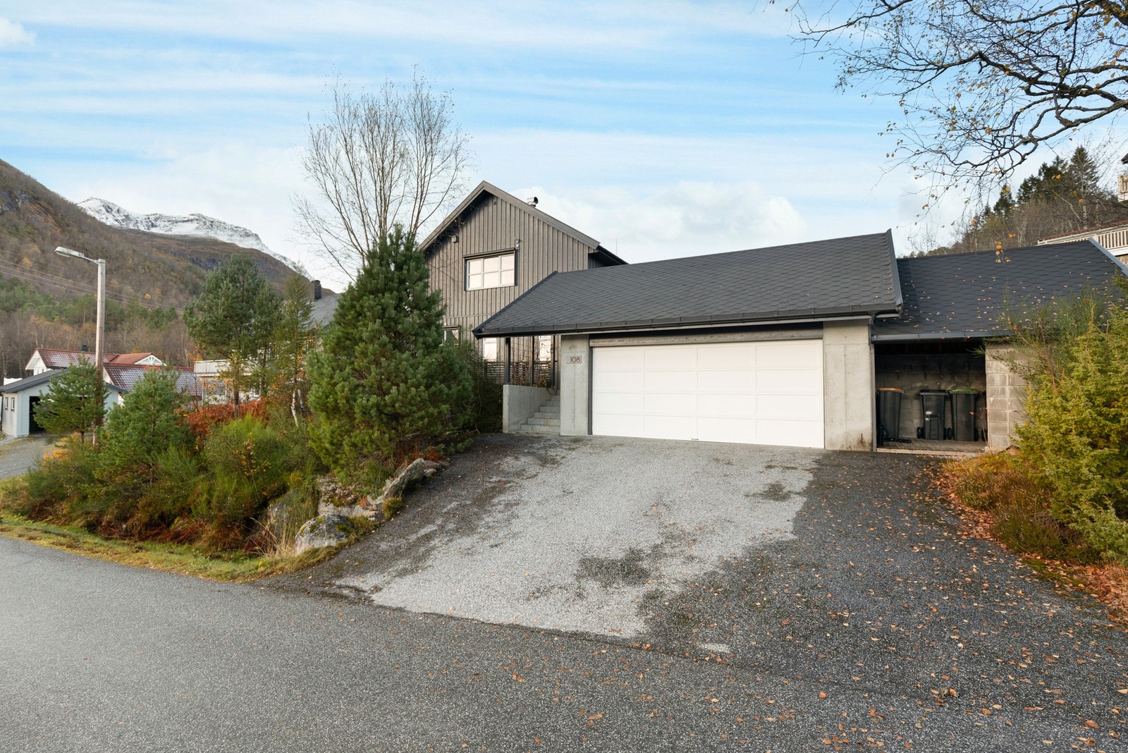 Ved adkomsten til eiendommen er det oppført dobbelgarasje med hems. Galleribilde