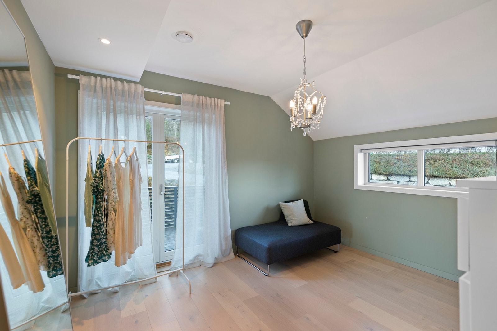 Fra ett av rommene er det utgang til vestvendt balkong som ble bygget i 2018. Galleribilde