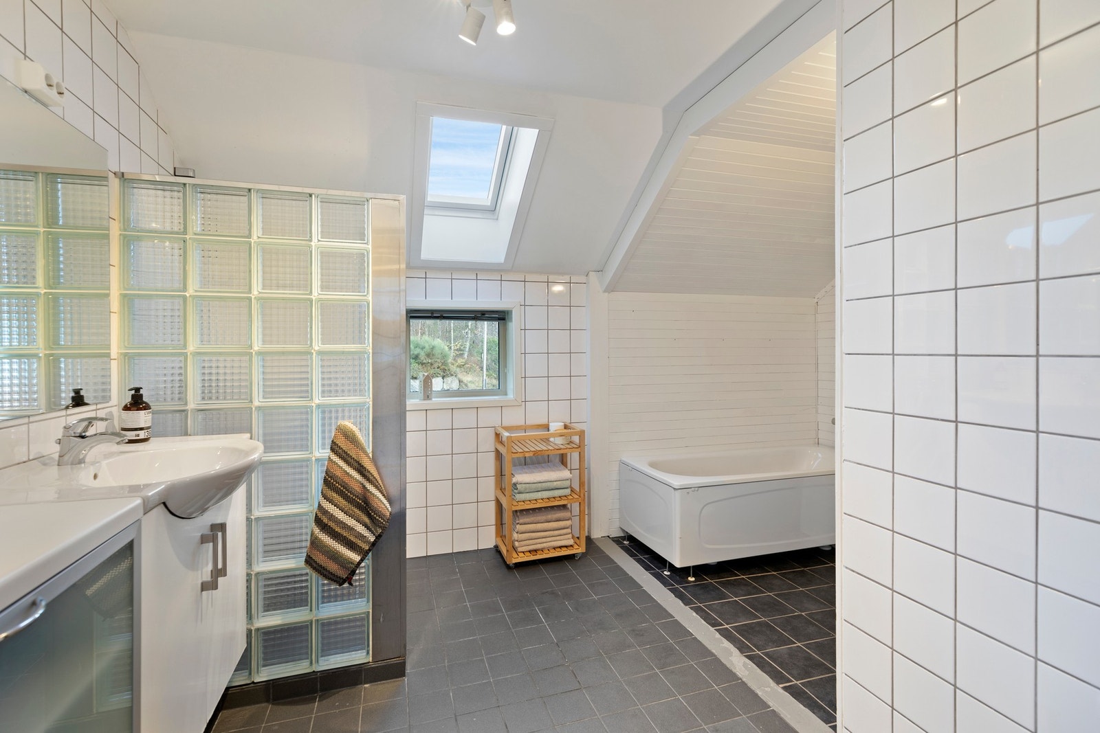 Etasjens bad er helfliset og er ombygget i senere tid. Galleribilde