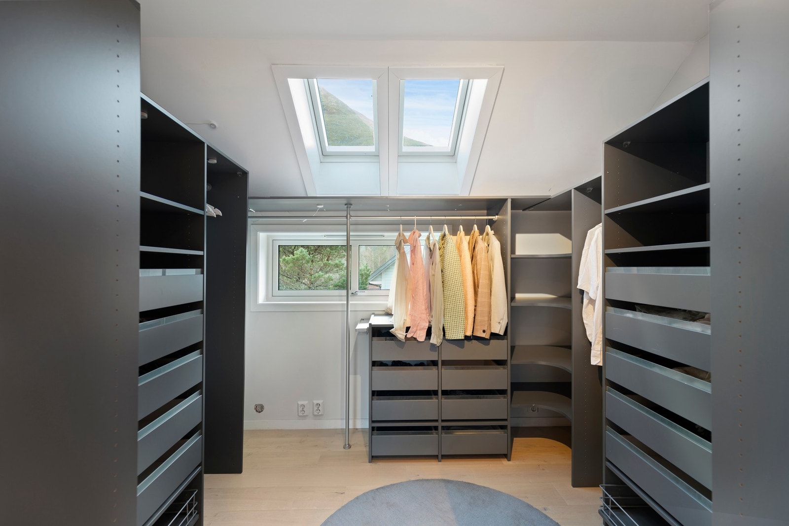 Tidligere loftstue er avdelt med walk-in-closet og innredet med stor, påkostet
garderobeløsning fra Langlo. Galleribilde