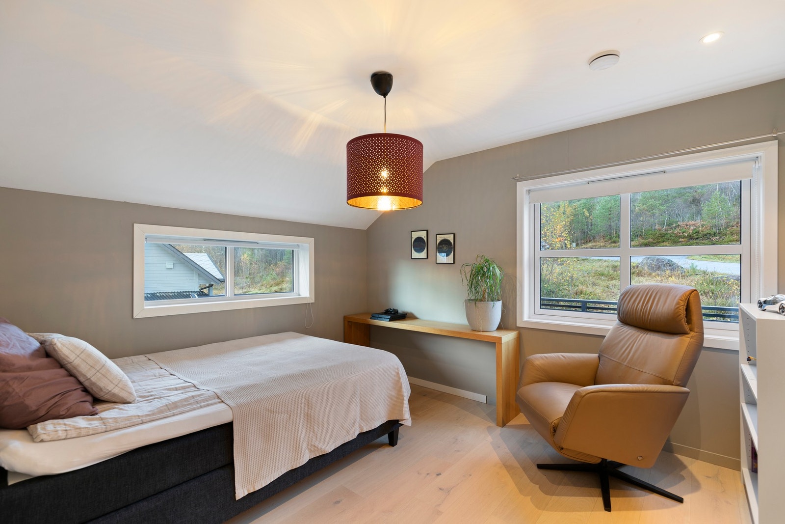 Soverommene har en-stavs eikeparkett på gulv, malte veggflater og spotlights i himlinger. Galleribilde