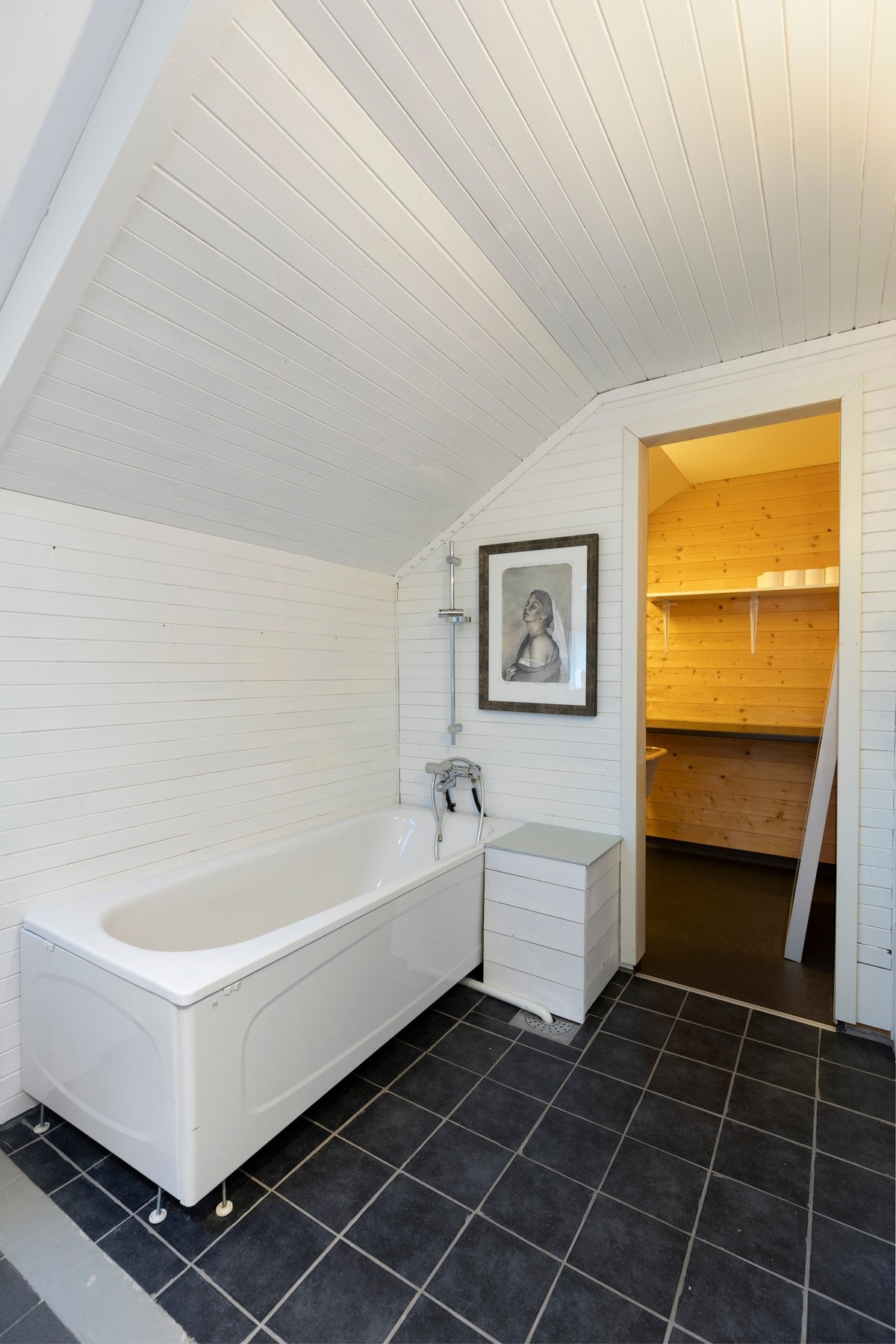 Opprinnelig bod og badstue ble integrert i badet og det ble samtidig satt inn badekar i den del av rommet som tidligere var badstu. Galleribilde