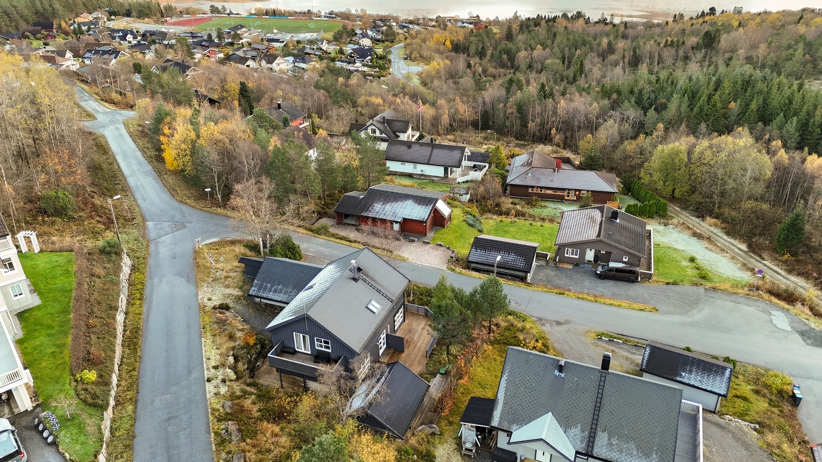 Boligen har en flott beliggenhet på Ikornnes. Galleribilde