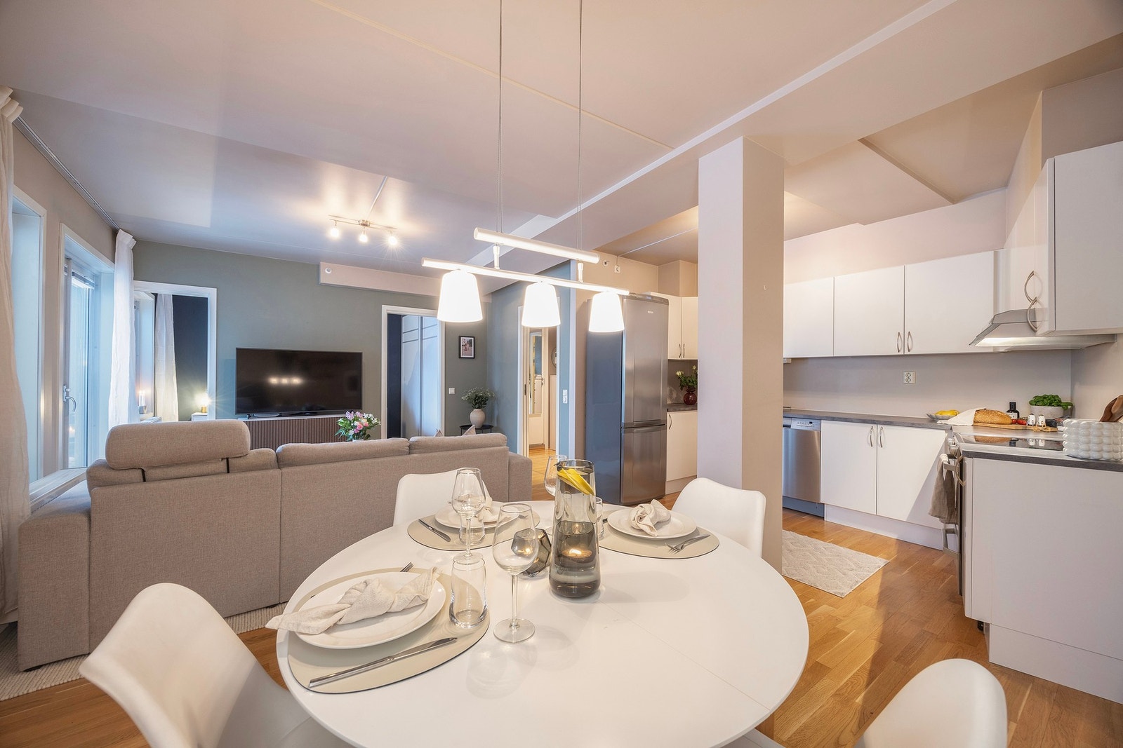 I stuen har du også plass til hyggelig spisebord innredning i tilknytning til kjøkkenet. Galleribilde