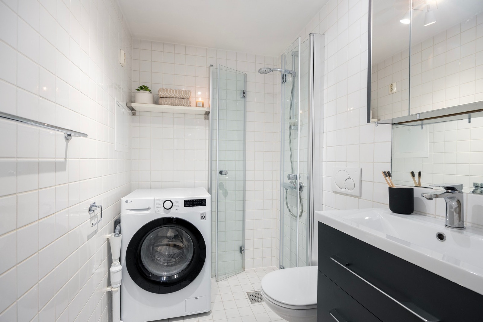 Badet er fra ca. 2006 og er innredet med vegghengt servantskap, vegghengt toalett med innebygd sisterne og innfellbare dusjdører. Galleribilde