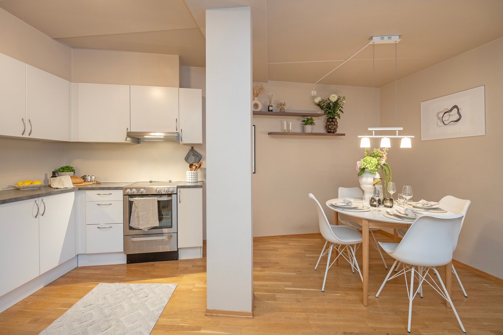 Det er åpen stue/kjøkken løsning i leiligheten. Galleribilde