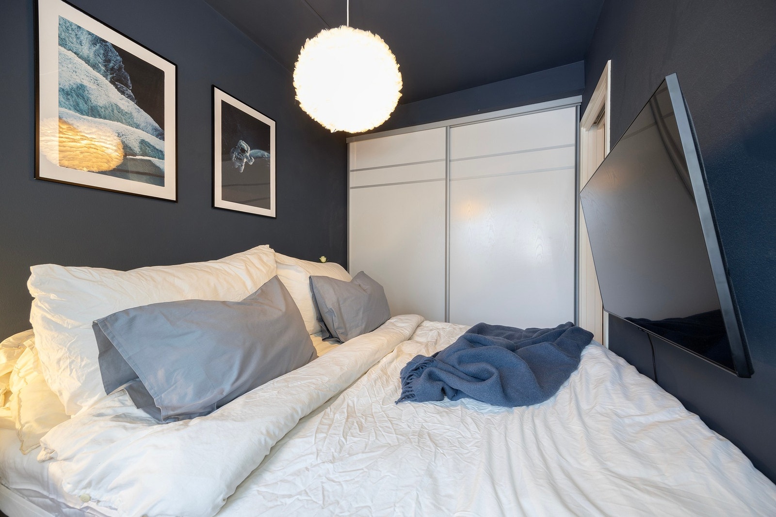 Soverommet er utstyrt med skyvedørsgarderobe som gir gode oppbevaringsmuligheter for klær og personlig utstyr. Galleribilde