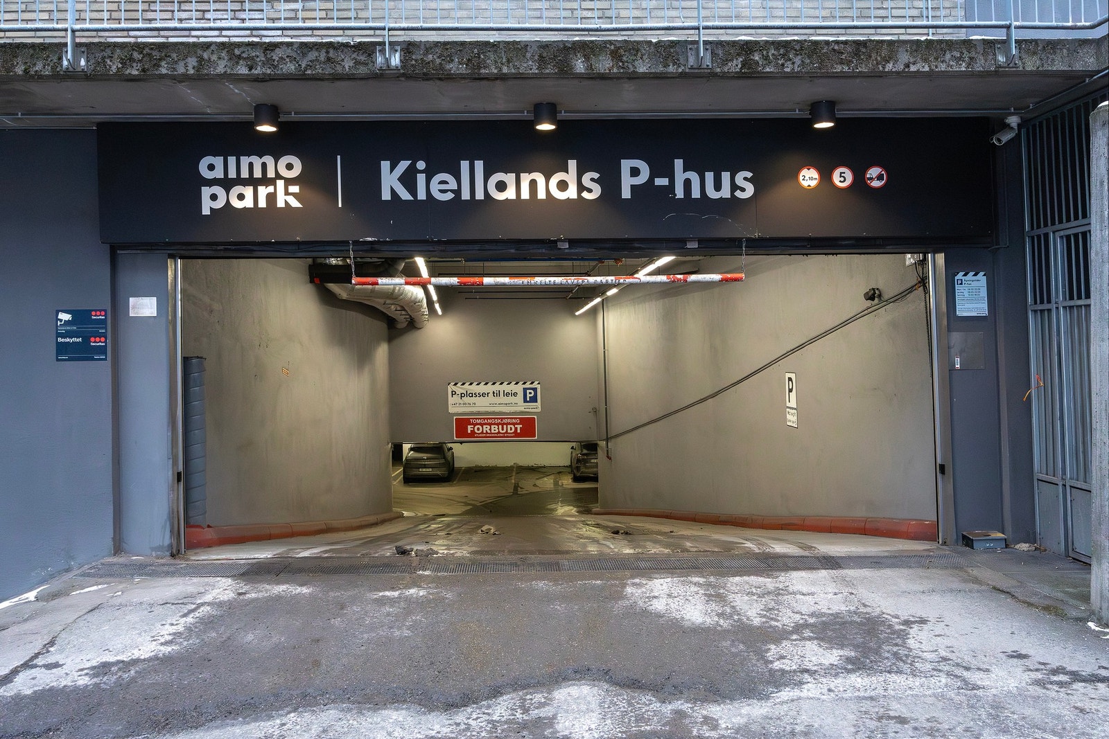 I kjelleretasjen er det parkeringshus som organiseres av Aimo park. Her er det mulig å leie plass via parkeringsselskapet. Galleribilde