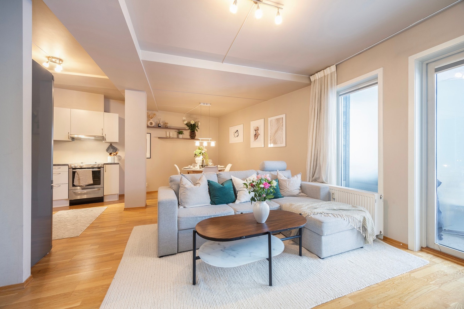 Stuen har flere vindusflater som slipper inn rikelig med naturlig lys, noe som gir stuen en lys og luftig atmosfære. Galleribilde