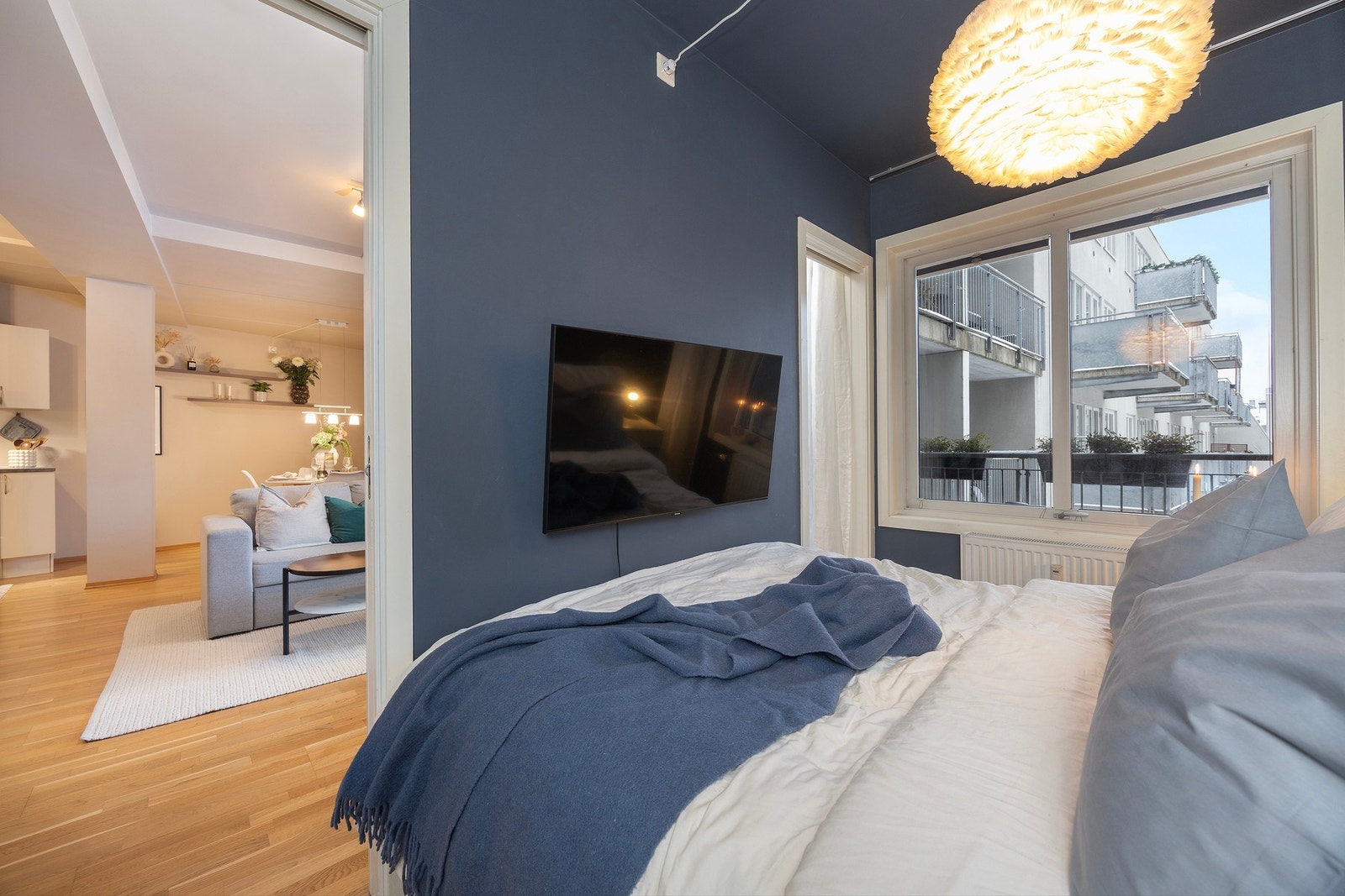 Soverommet har adkomst fra stuen med skyvedører på begge sider av rommet. Galleribilde