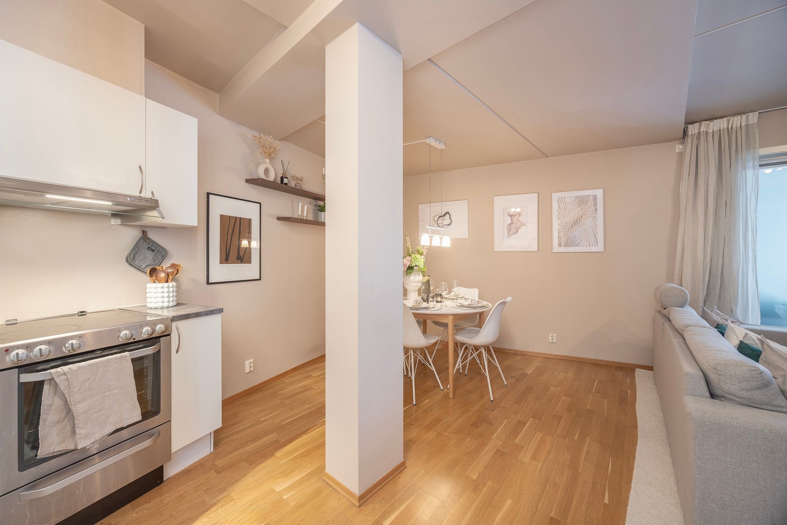 Det er åpen stue/kjøkken løsning i leiligheten. Galleribilde