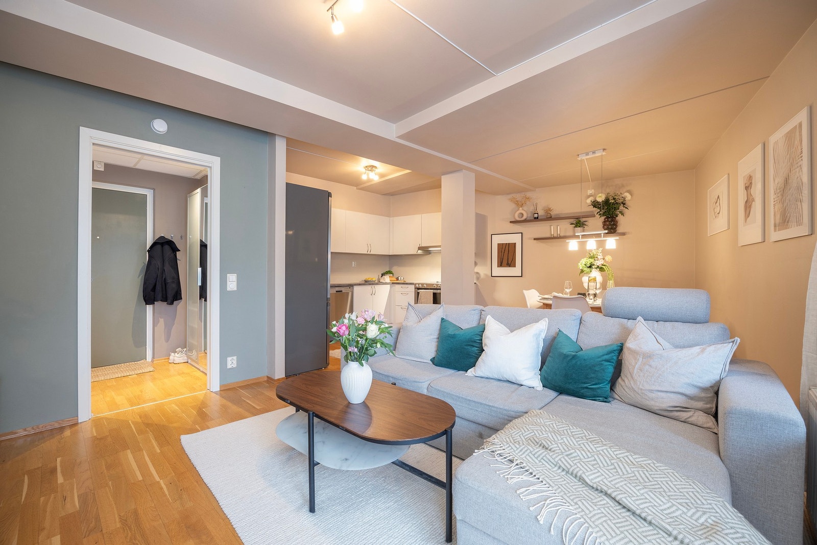 Stuen er lys og romslig og har åpen løsning mot kjøkken. Galleribilde