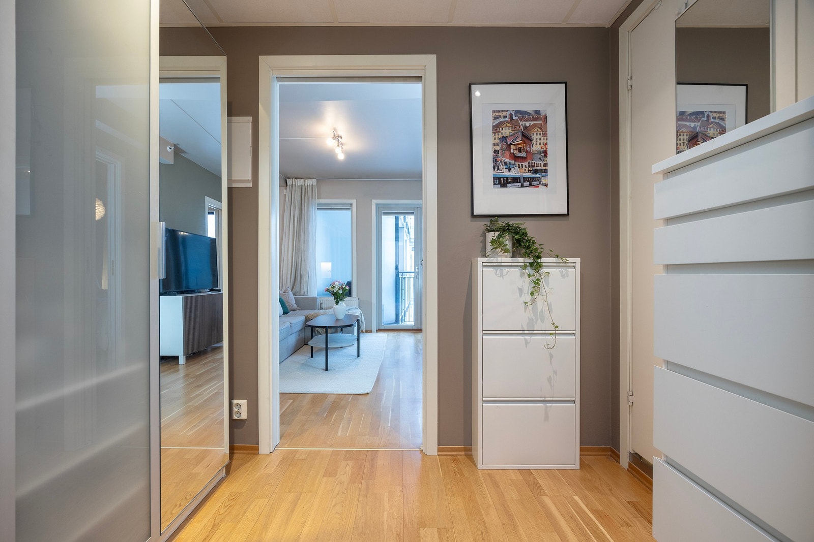 Romslig entré med oppbevaringsmuligheter for yttertøy. Galleribilde