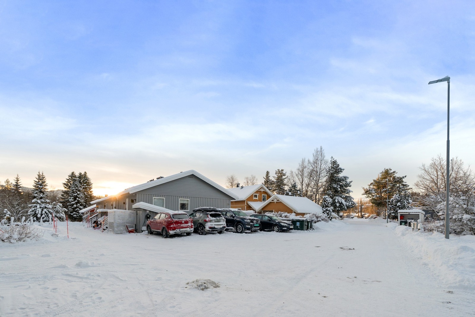 Gode parkeringsmuligheter. Kort gange til Klæbu sentrum med buss, dagligvare. Galleribilde