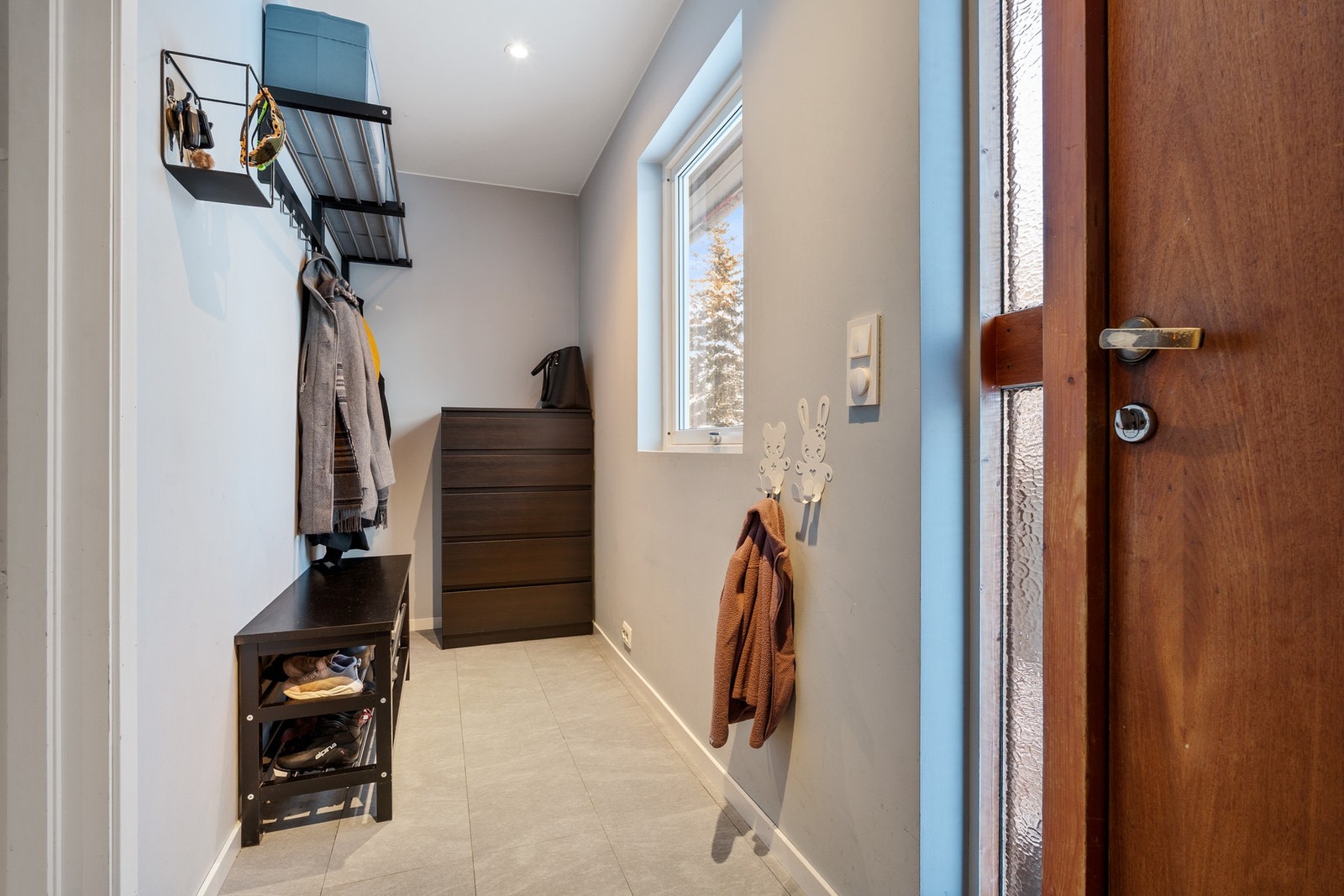 Praktisk entré med god plass til klesoppheng (Entré/deler av stue var opprinnelig et soverom) Galleribilde