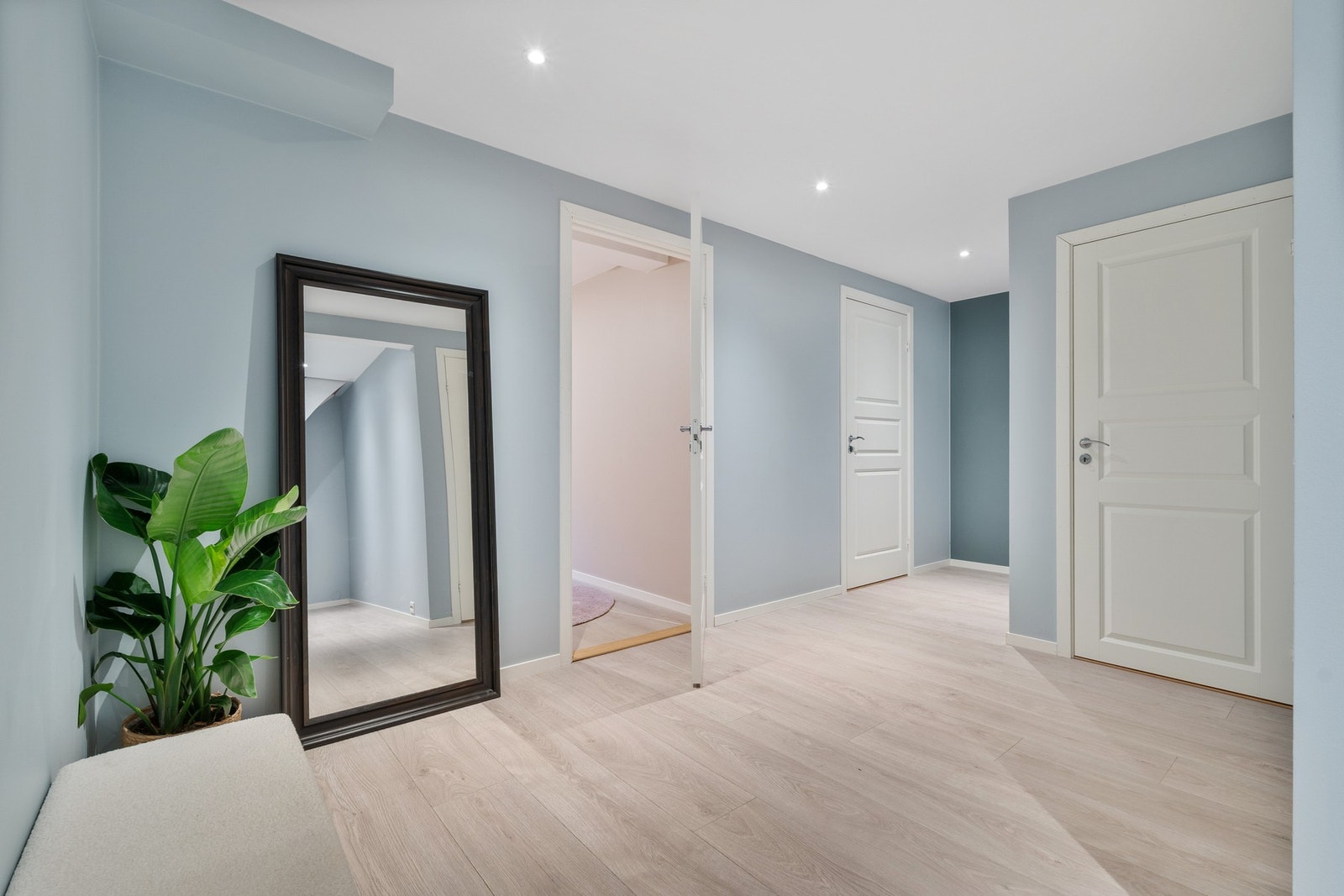 Nede er det 3 soverom og 1 bod. Dette ble pusset opp i perioden 2018-2022, og det siste soverommet ble opprettet av nåværende eier. Tiltakene er ikke omsøkt. Galleribilde