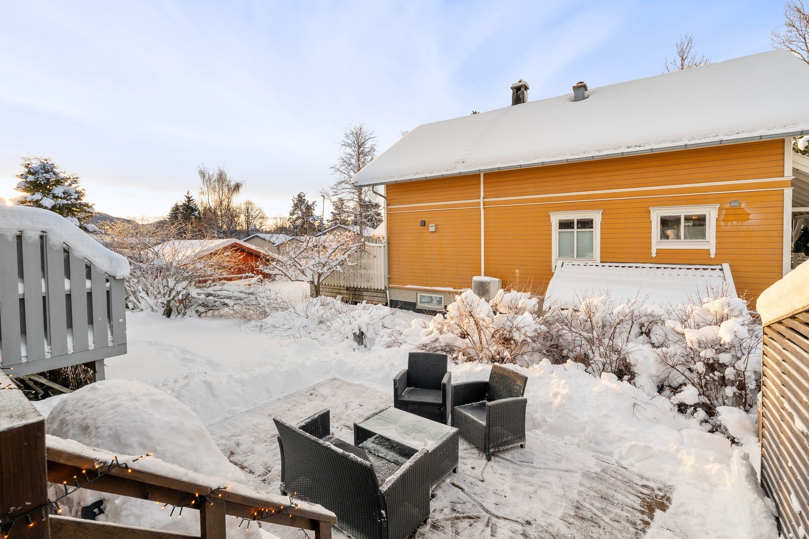 Vestvendt terrasse med god plass til utemøbler Galleribilde
