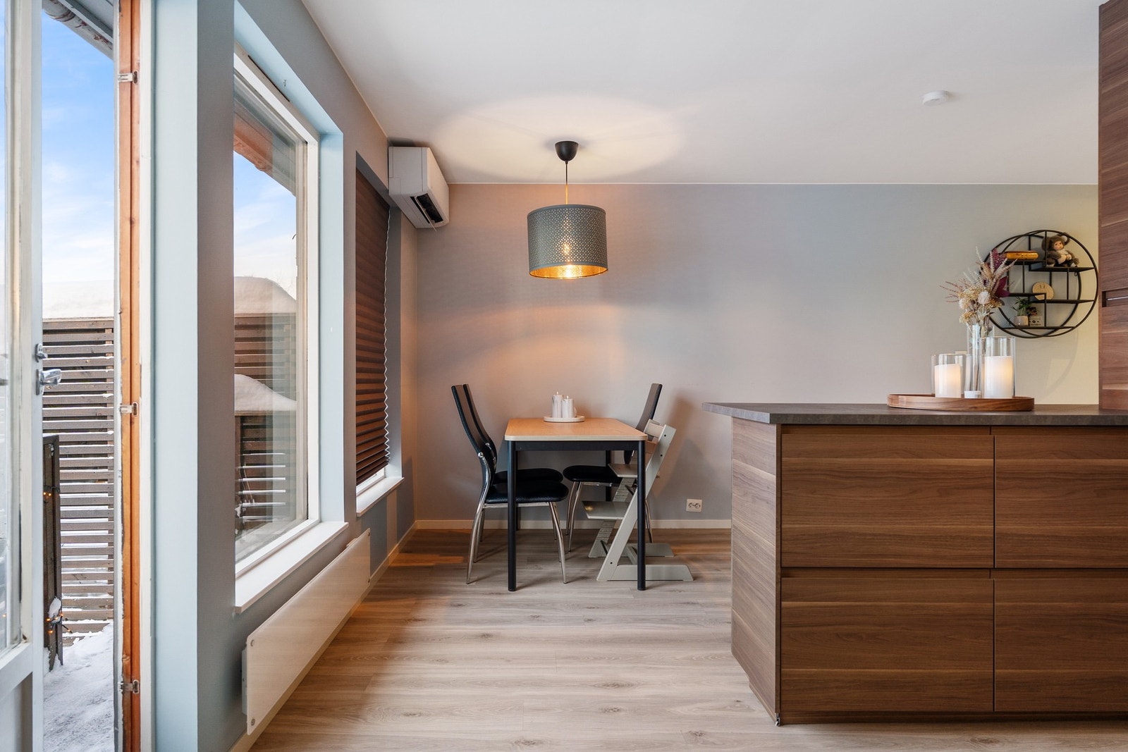 Fra kjøkkenet har man utgang til boligens terrasse Galleribilde