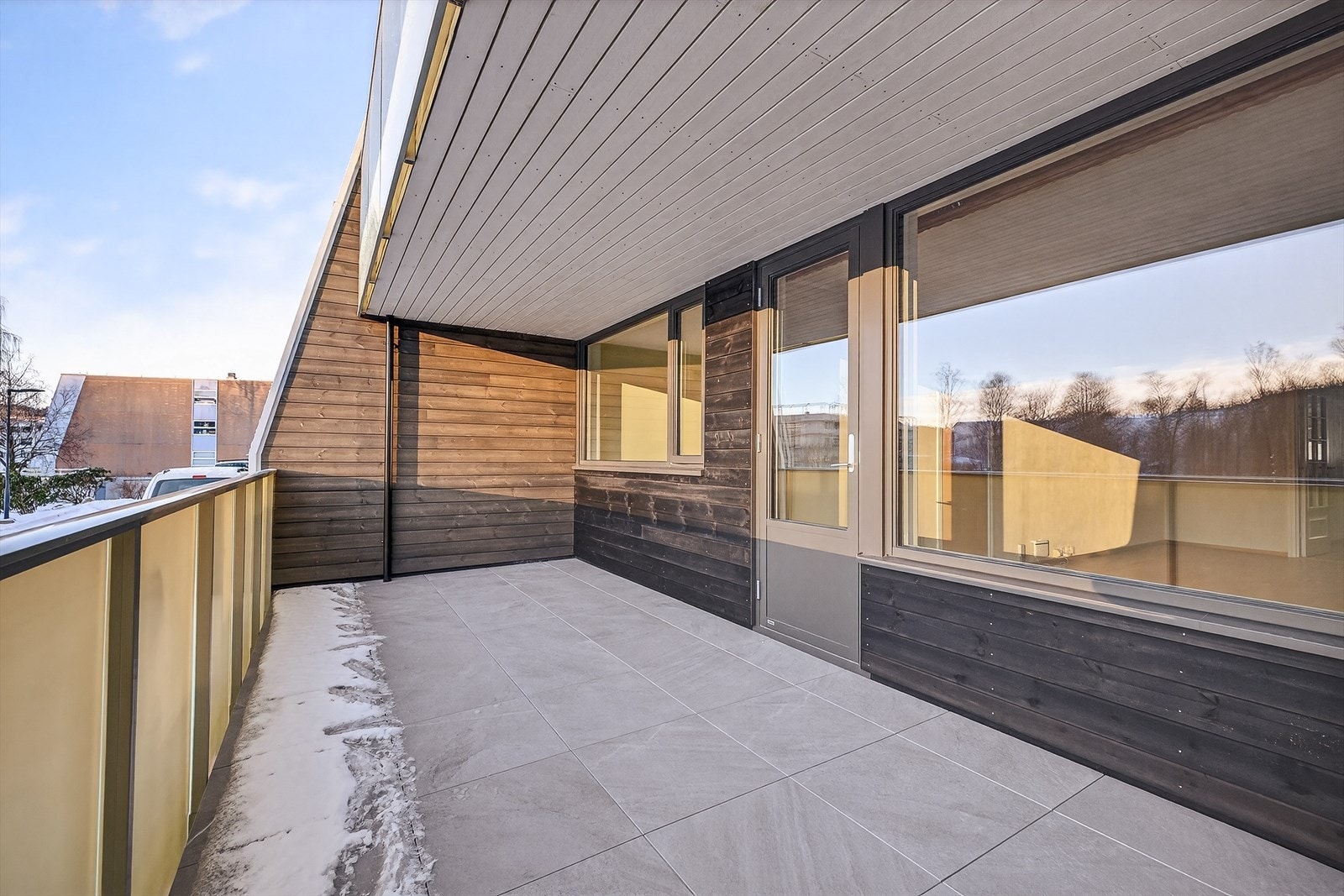 Med store vindusflater, føles balkongen som en forlengelse av stuen, spesielt på sommerstid. Galleribilde