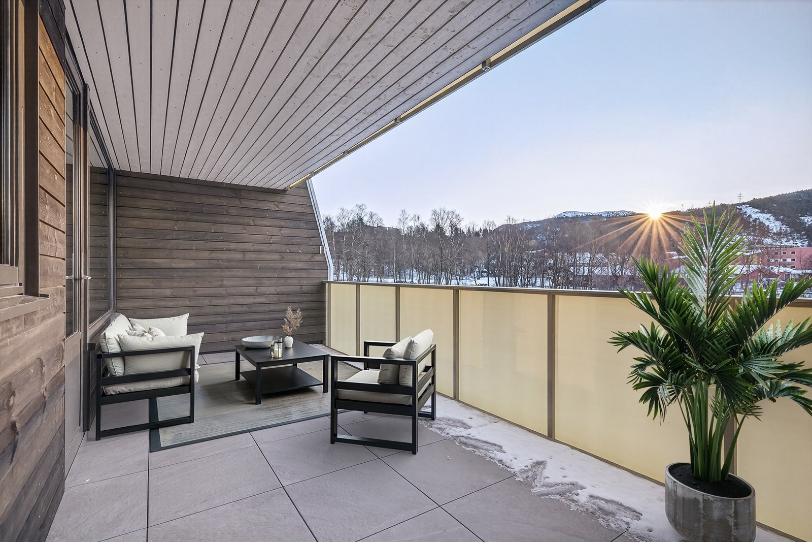 Digitalt møblert bilde av balkong. Galleribilde