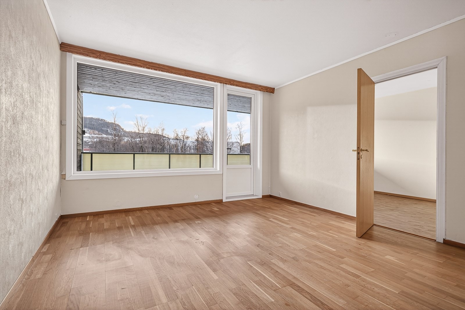 Fra stuen er det dør inn til hovedsoverom. Galleribilde