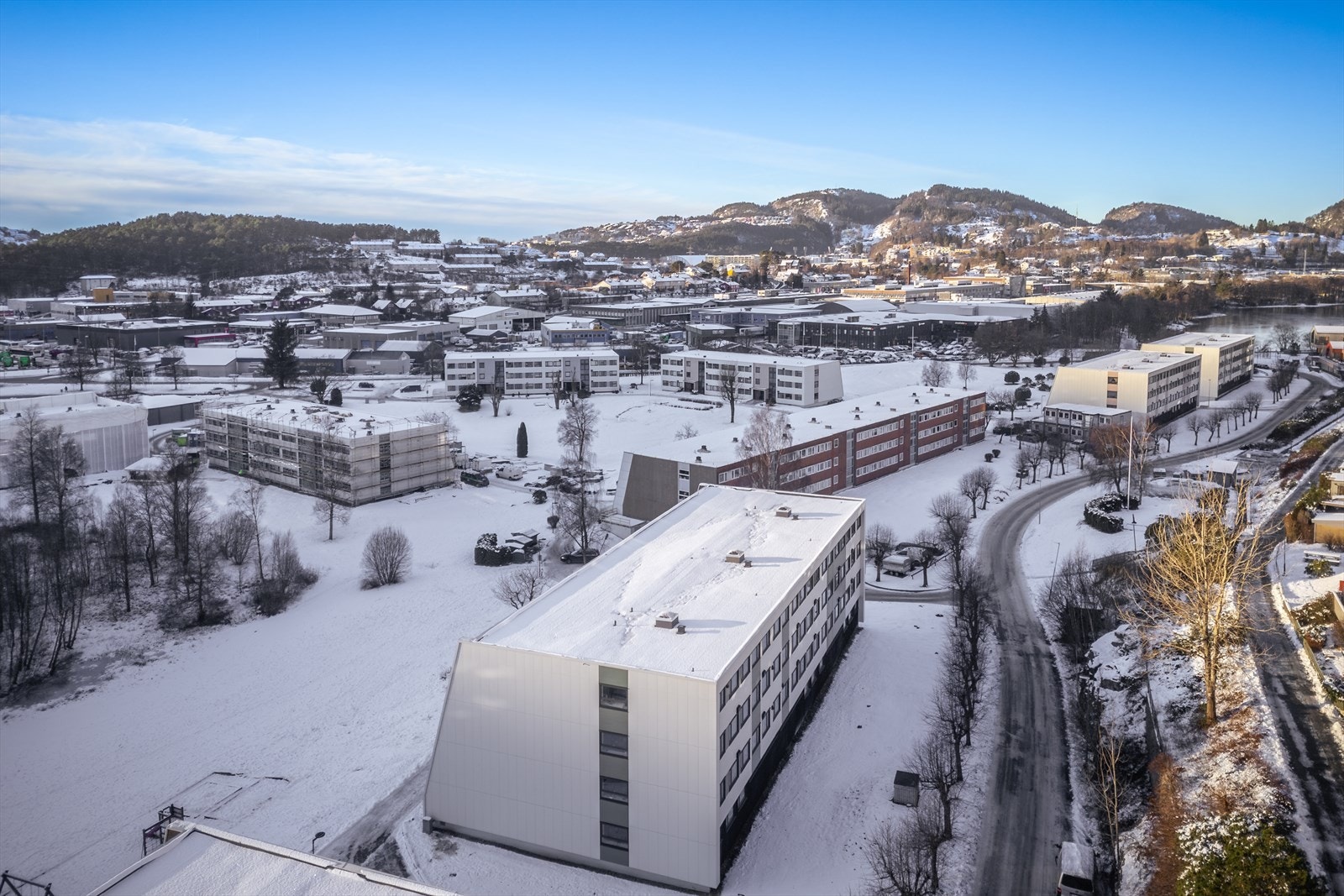 Borettslaget har en meget sentral beliggenhet nær Liavatnet i Åsane. Galleribilde