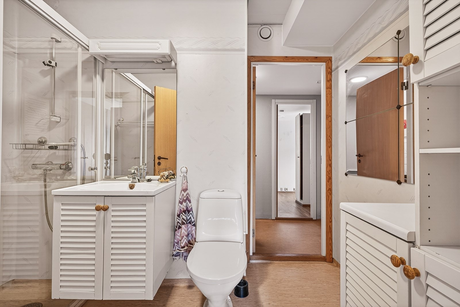 Baderom mot vaskerom og gang. Galleribilde