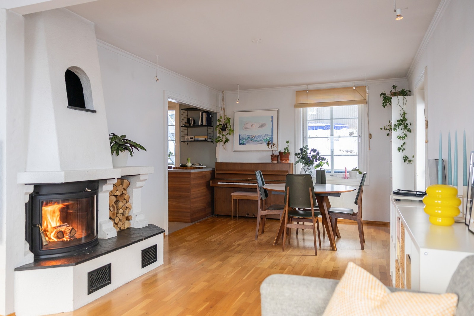 Koselig vedovn midt i stuen. Galleribilde
